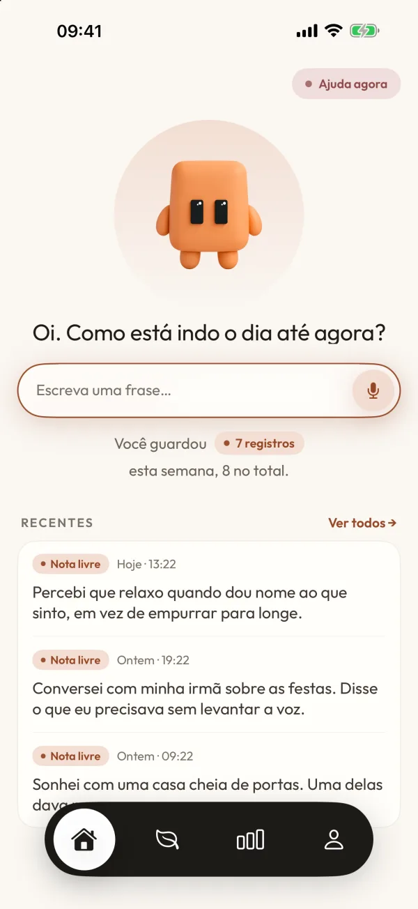 Tela Início do Ennoa: o mascote, a pergunta “Oi. Como está indo o dia até agora?”, um campo para escrever uma frase com botão de microfone, o resumo “Você guardou 7 registros esta semana” e as notas recentes.